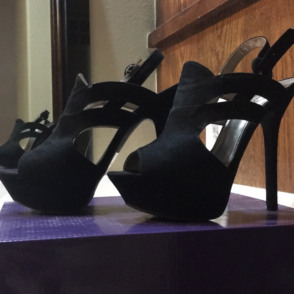 Sexy black peep toe heel